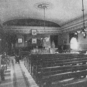 Aproximadamente 1886. En este salón en Salt Lake City se celebraban diferentes tipos de reuniones de mujeres, como las reuniones de moderación o las sesiones de la conferencia de junio de la Asociación de Mejoramiento Mutuo.