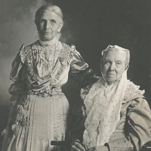 En 1908. La hermana Smith (a la derecha) fue Presidenta General de la Sociedad de Socorro entre 1901 y 1910. Ella fue la última Presidenta General de la Sociedad de Socorro que también fue miembro de la Sociedad de Socorro de Nauvoo. La hermana Wells (a la izquierda) sucedió a la hermana Smith, sirviendo como Presidenta General de la Sociedad de Socorro entre 1910 y 1921.
