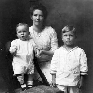 Con sus hijos Philip y Richard, aproximadamente en 1916. Unos dieciocho años antes de tomarse esta foto, Knight fue una de las primeras miembros de la Iglesia, solteras, que sirvieron como misioneras.
