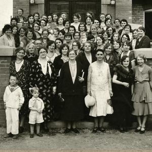 No treinamento de serviço social, em Anaconda, Montana, por volta de 1920. Amy Lyman, de óculos no centro da fileira da frente, habilitou-se como assistente social após frequentar a Hull House, em Chicago, e foi líder na implementação do trabalho de serviço social na Sociedade de Socorro. Amy Lyman serviu na junta geral da Sociedade de Socorro por 36 anos, incluindo o tempo em que foi presidente.