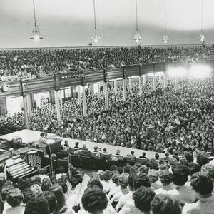 1962. A primeira conferência geral da Sociedade de Socorro foi realizada em 1889. Esta fotografia do Tabernáculo de Salt Lake mostra uma grande multidão em uma das sessões da conferência de outubro de 1962, na qual Louise W. Madsen discursou.