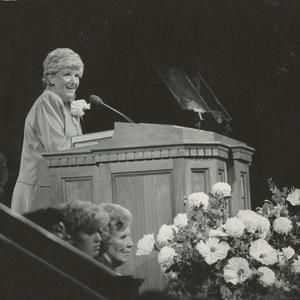 Discursando em uma reunião geral das mulheres, 1983. Escritora, editora e personalidade do rádio e da televisão, Elaine Cannon apoiou ativamente a criação de uma revista para os jovens da Igreja e trabalhou como editora adjunta quando a revista <i>New Era</i> começou a ser publicada em 1971. Também propôs que as moças tivessem instrução religiosa dominical além de suas reuniões no meio da semana. A Igreja adotou essa norma em 1980, enquanto ela era presidente geral das Moças.