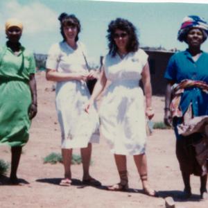 Como missionária em Queenstown, África do Sul, por volta de 1980. Tendo nascido na África do Sul, Judy Brummer (nesta foto, a segunda a partir da direita) foi a primeira missionária SUD fluente no idioma xhosa.