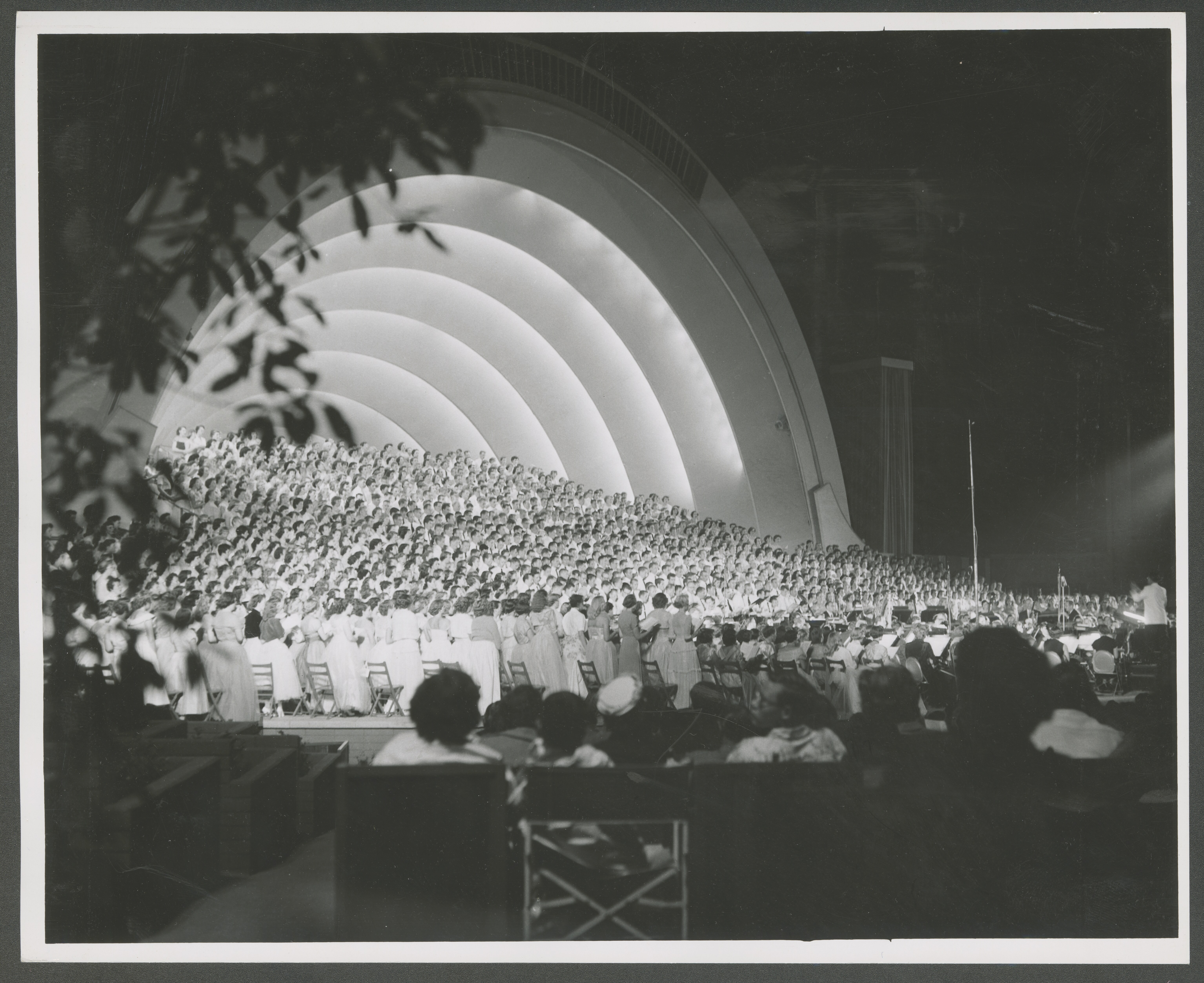 <strong>MIA chorus at the Hollywood Bowl.</strong> 1954. Seeking to make the June Conference experience available to church members outside Utah, leaders in Southern California organized a large conference that drew thousands of participants and spectators. This chorus of 1,500 youth sang at the music festival for an estimated audience of 16,000. (Image courtesy Church History Library, Salt Lake City. Photograph by Vic Stein and Associates.)