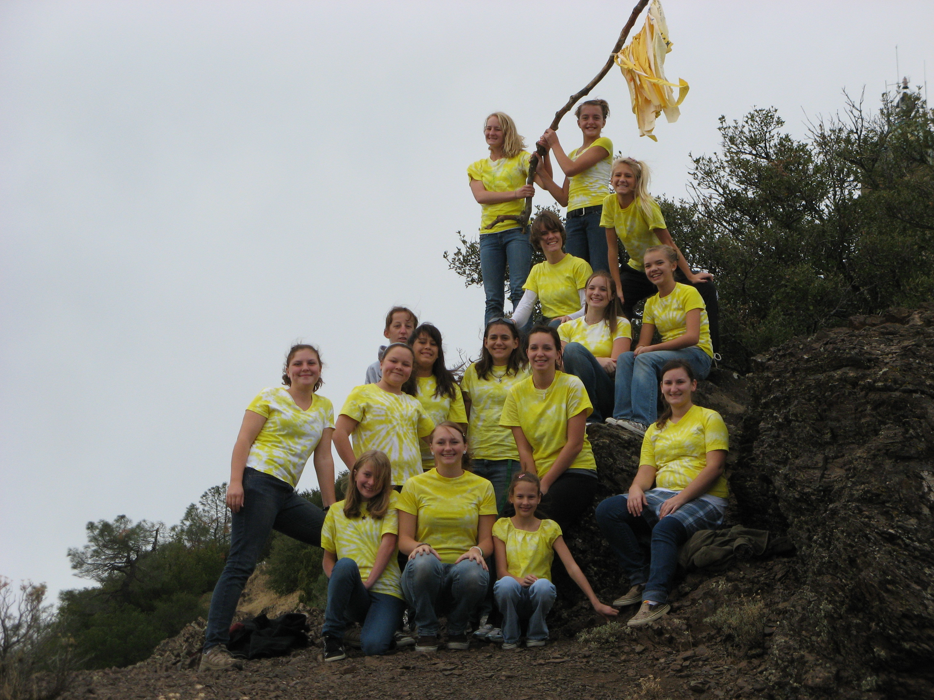 <strong>Young women raising virtue banner, California.</strong> 2009. Following the example of President Elaine Schwartz Dalton, young women from the Concord Ward in California unfurled a gold banner atop a mountain as a “standard to the nations . . . calling for a return to virtue” (Elaine S. Dalton, “A Return to Virtue,” <em>Ensign</em>, Nov. 2008, 79). Doing so symbolized their commitment to the new virtue value. Added to the Young Women program in 2008, the new value emphasized high moral standards, including chastity. Similar symbolic banner raisings occurred around the world. (Photograph by Laura Berrett.)