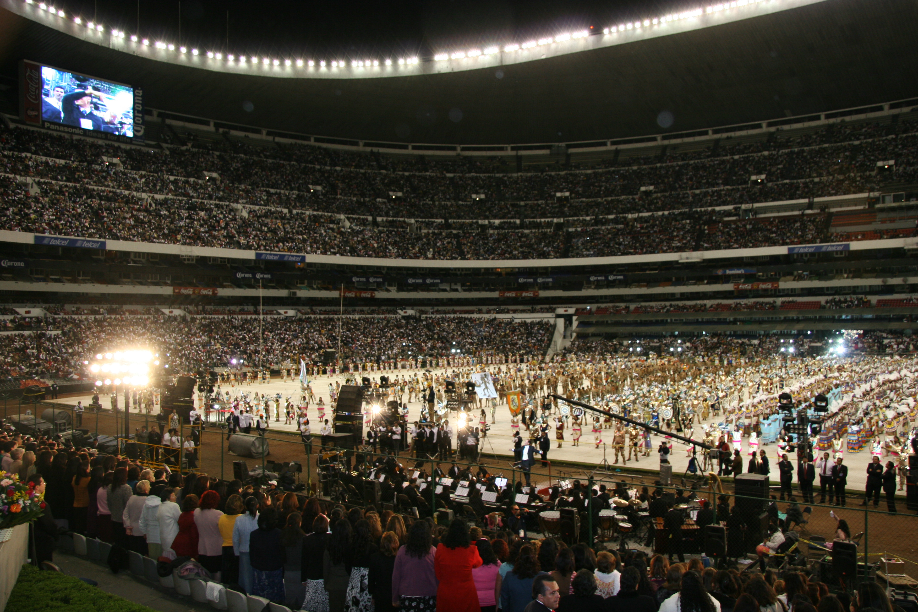 <strong>Cultural celebration for Mexico City Mexico Temple rededication.</strong> 2008. Mexican youth celebrated the reopening of the Mexico City Mexico Temple through traditional music and dance before an audience of eighty-seven thousand in Estadio Azteca. International temple construction grew dramatically in the early twenty-first century. To commemorate temple dedications and rededications, youth participated in large cultural events—reminiscent of the large MIA festivals held in the mid-twentieth century—that featured their country’s church history and traditional dance and music. (Image courtesy <em>Church News</em>.)