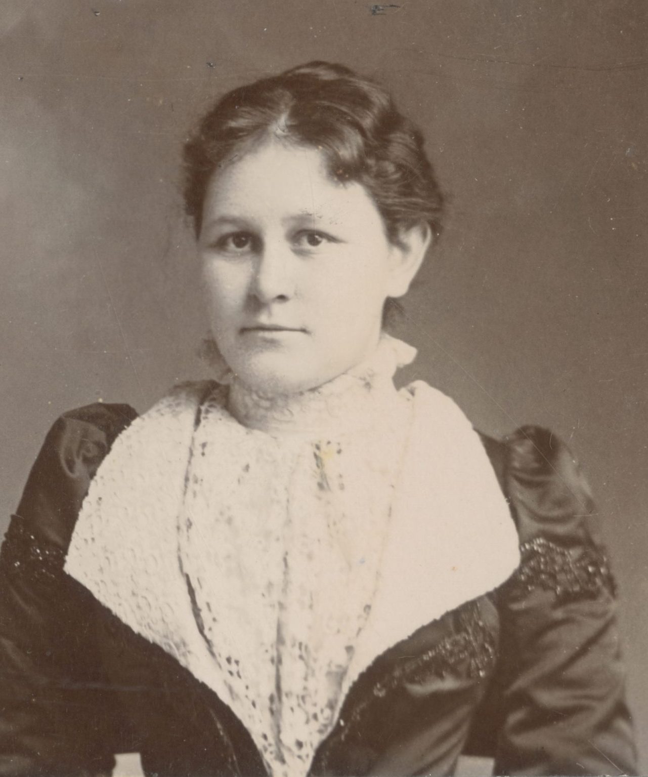 Inez Knight, one of the first single Latter-day Saint women called to full-time missionary service, sits for a portrait taken by a studio in Ashford, Kent, England, during her service in the British Mission. (MS 29515, Church History Library, Salt Lake City.)