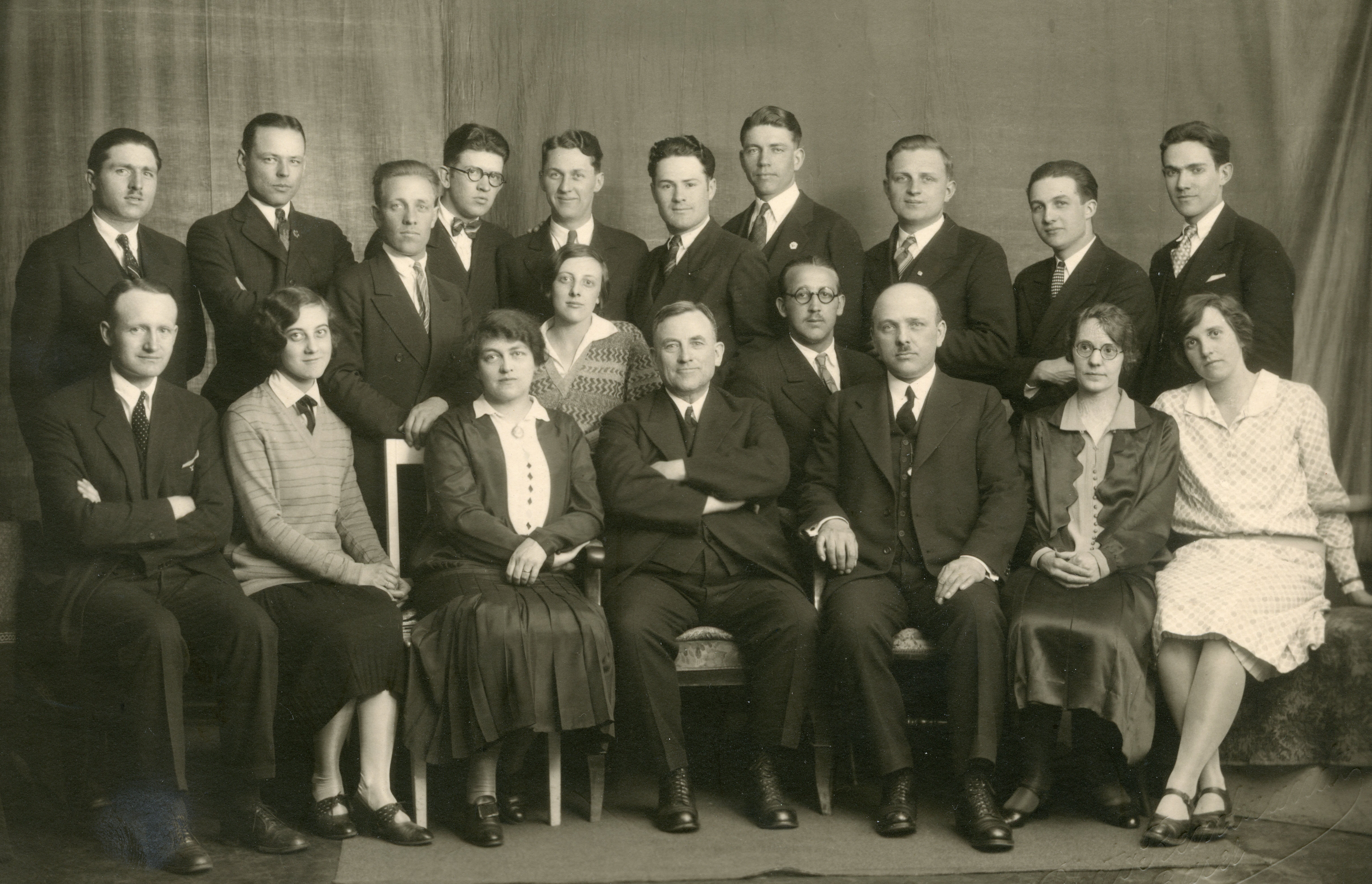 Mission Presidents Hugh Jenne Cannon and Friedrich Tadje and missionaries, ca 1925